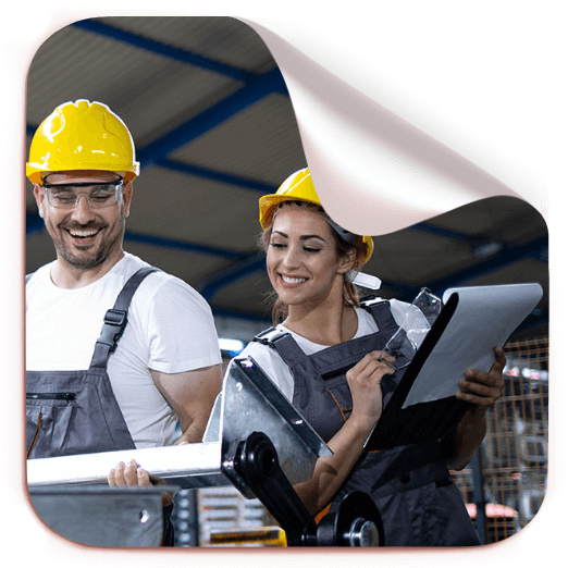 Funcionários sorrindo,trabalhando dentro de uma indústria.